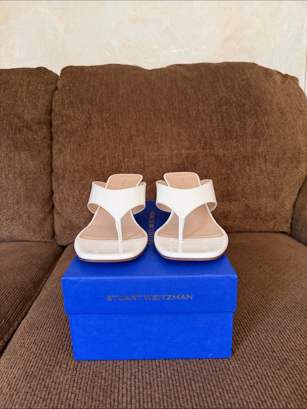 Stuart Weitzman Vinnie Wedge Thong 5
Blanco Patent